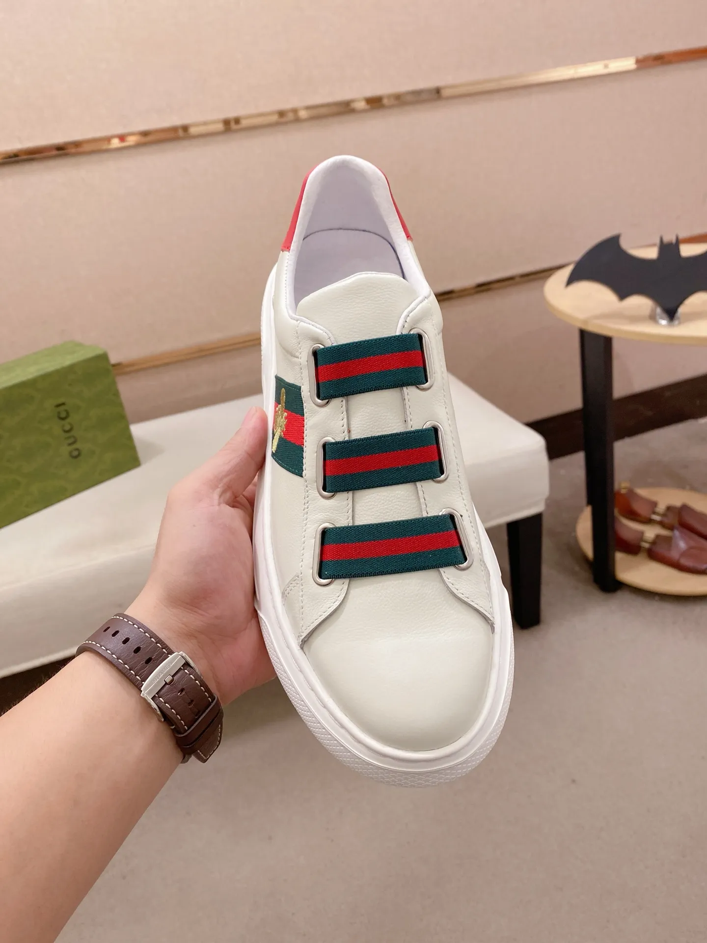Men's shoes💰 480💰The new GUCCI (Gucci) counters are launched simultaneously. The new men's shoes, 😘fabrics are selected from imported cowhide, and the lining is sheepskin lining. 👍🏿 High-end ☄️ air-cushion molded anti-slip rubber outsole, exquisite lines, simple and elegant, comfortable and high-end for leisure travel. Code number: 38 to 44 (45 can be customized and cannot be returned or exchanged)